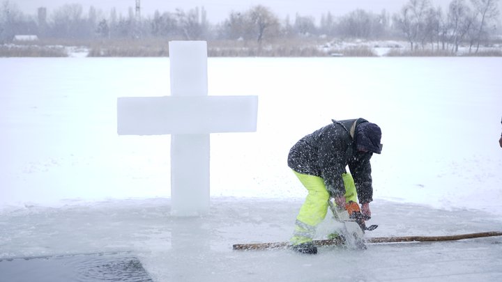 Кияни занурюються у крижану річку та набирають воду у церквах: 6 січня відзначається Водохреще