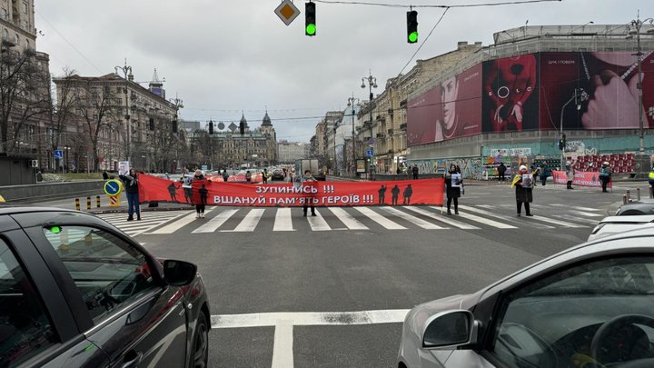 "Зупинись! Вшануй пам'ять героїв": в середмісті Києва провели акцію вшанування загиблих військових