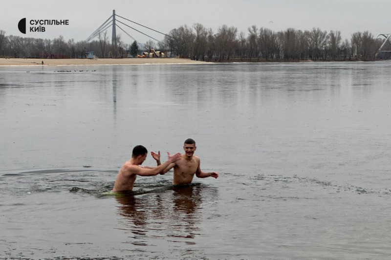 Кияни занурюються у крижану річку та набирають воду у церквах: 6 січня відзначається Водохреще