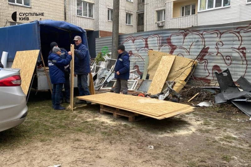 Уламки безпілотника влучили у багатоповерхівку: наслідки російської атаки Києва