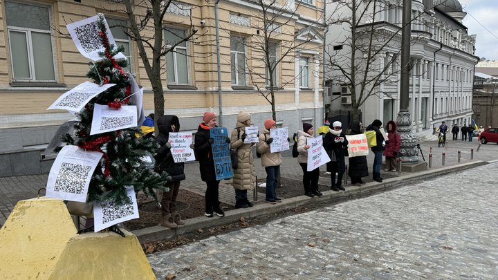 "Де обіцяний закон?! Армія — не рабство!": у Києві учасники акції за чіткі терміни служби перекрили дорогу біля ВР