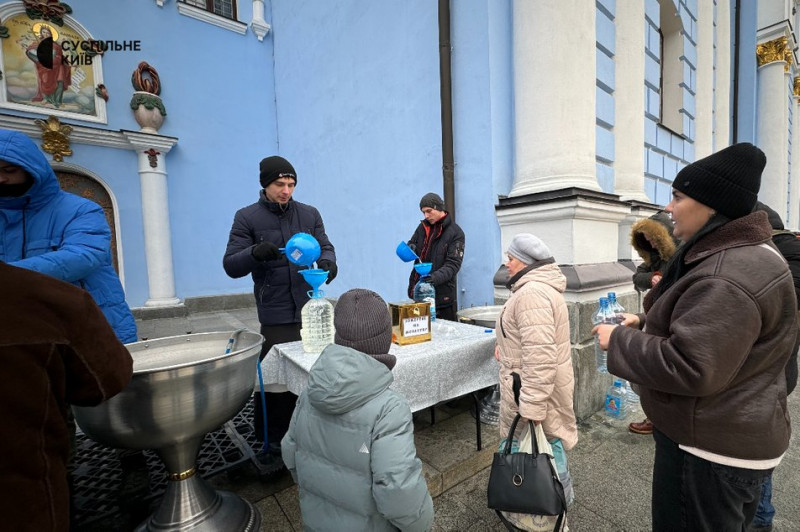 Кияни занурюються у крижану річку та набирають воду у церквах: 6 січня відзначається Водохреще