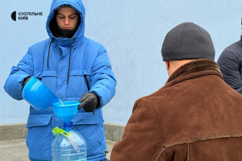 Кияни занурюються у крижану річку та набирають воду у церквах: 6 січня відзначається Водохреще