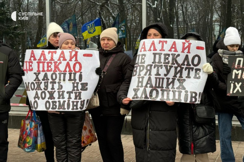 Алтай — це пекло: рідні військовополонених провели пікет під стінами парламенту