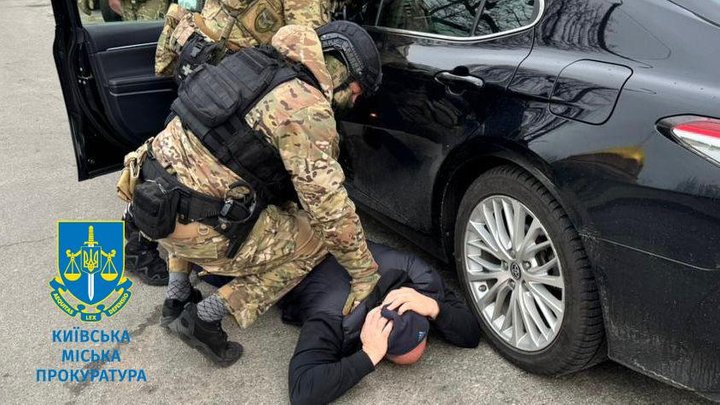 Погрожували і вимагали гроші: столичні правоохоронці заявляють про затримання чотирьох раніше судимих чоловіків