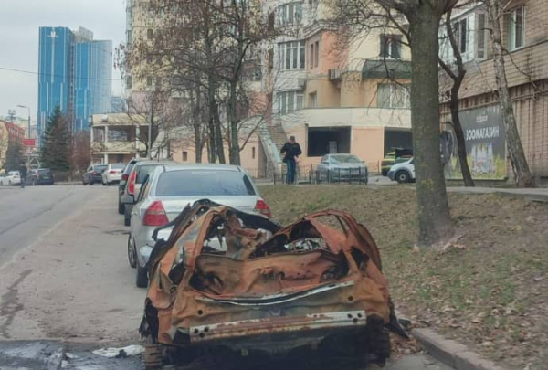 З вулиць Києва почнуть вивозити автівки, які постраждали від обстрілів РФ – КМВА