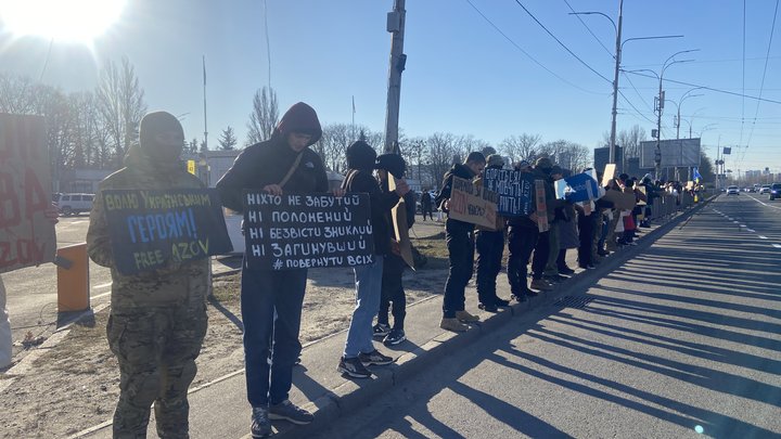 "Будь їхнім голосом! Будь їхнім криком!": у Києві родичі та близькі зібралися на підтримку українських полонених