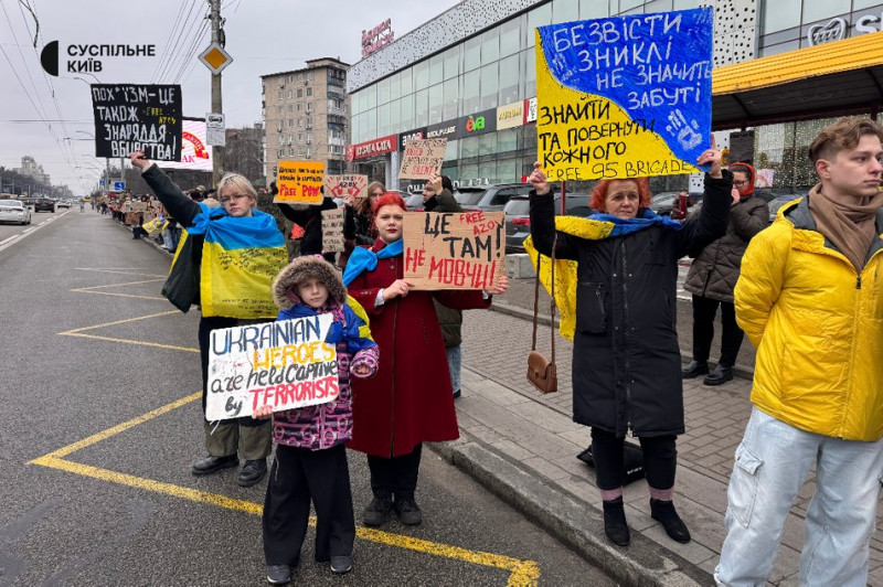 "Ми їхній голос": рідні полонених військових зібрались на акцію в Києві