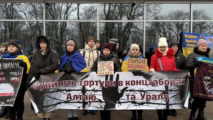 Алтай — це пекло: рідні військовополонених провели пікет під стінами парламенту