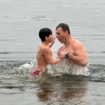 Кияни занурюються у крижану річку та набирають воду у церквах: 6 січня відзначається Водохреще