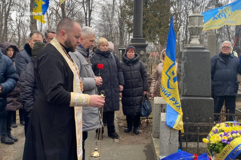 "Більше ста років боремося за право бути українцями": в Києві вшанували пам'ять Героїв Крут