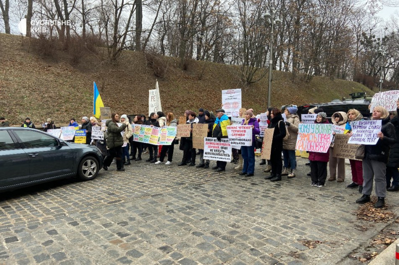 "Де обіцяний закон?! Армія — не рабство!": у Києві учасники акції за чіткі терміни служби перекрили дорогу біля ВР