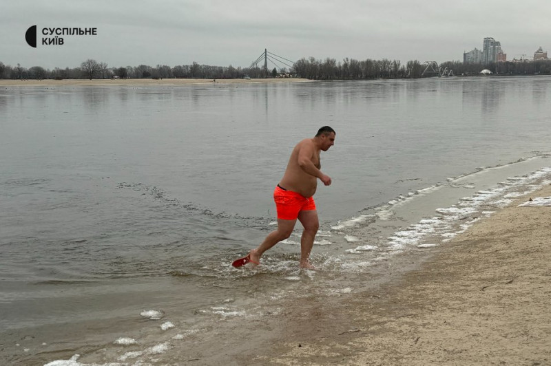 Кияни занурюються у крижану річку та набирають воду у церквах: 6 січня відзначається Водохреще