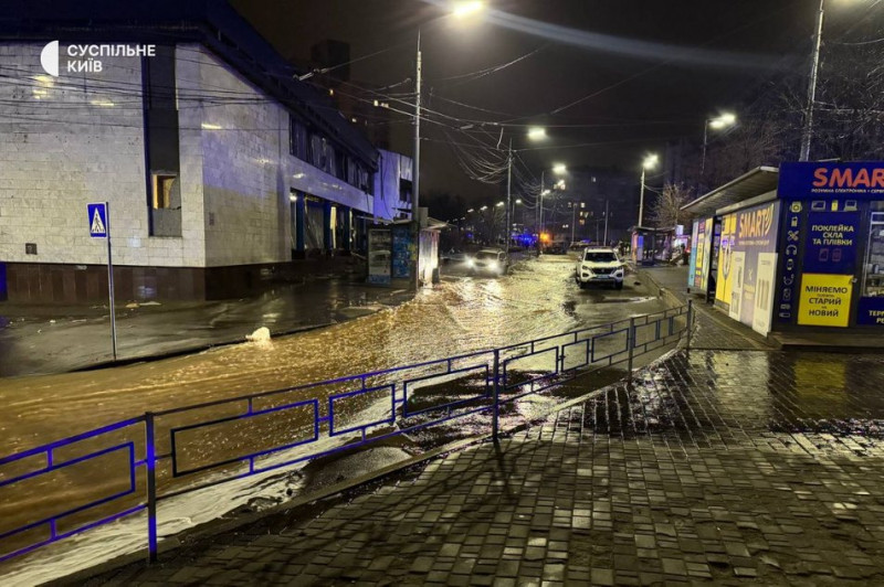 У Києві пролунали сильні вибухи та зникло водопостачання: є загиблі і поранені