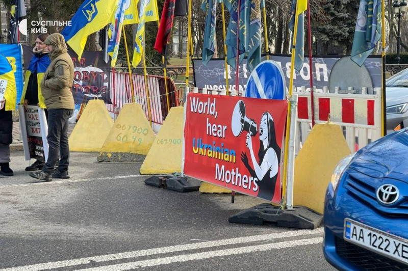 "Вони чекають на повернення": рідні військовополонених зібралися на пікет біля Верховної ради