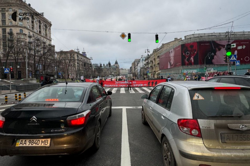 "Зупинись! Вшануй пам'ять героїв": в середмісті Києва провели акцію вшанування загиблих військових