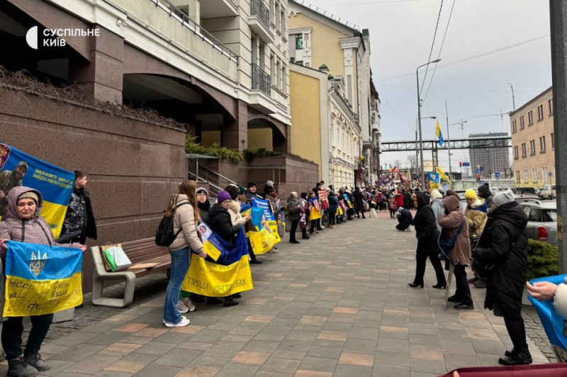 У Києві об'єднання родин Десантно-штурмових військ провели мирну акцію