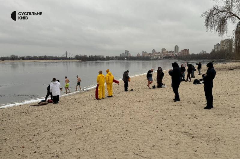 Кияни занурюються у крижану річку та набирають воду у церквах: 6 січня відзначається Водохреще