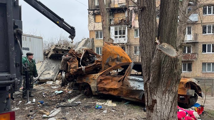 У Шевченківському районі Києва прибрали автівки, знищені внаслідок ракетного обстрілу у липні торік