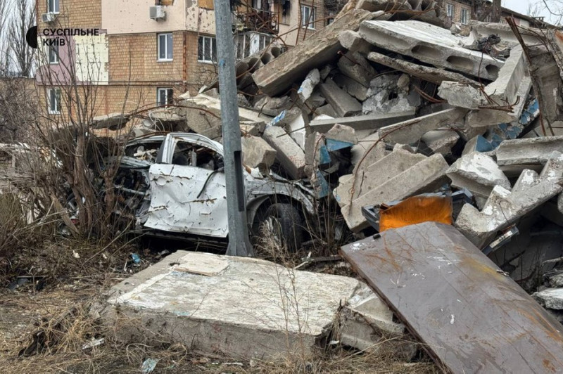 У Шевченківському районі Києва прибрали автівки, знищені внаслідок ракетного обстрілу у липні торік