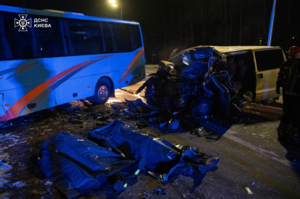 У Києві маршрутка зіткнулася з мінівеном: 2 загиблих, 9 постраждалих