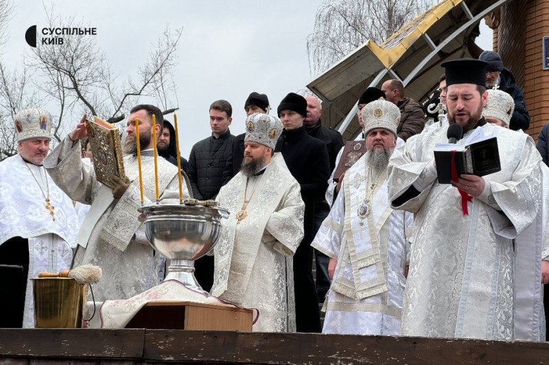 Кияни занурюються у крижану річку та набирають воду у церквах: 6 січня відзначається Водохреще