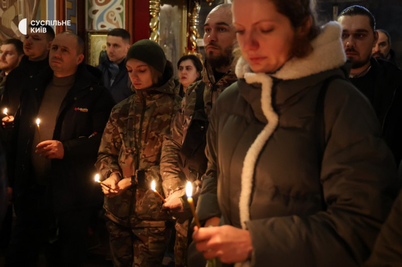 "Він житиме у доньці": у Києві попрощалися з загиблим на війні офіцером Андрієм Кузьменком