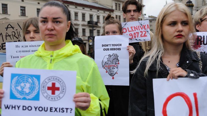 "Вони чекають на повернення": рідні військовополонених зібралися на пікет біля Верховної ради