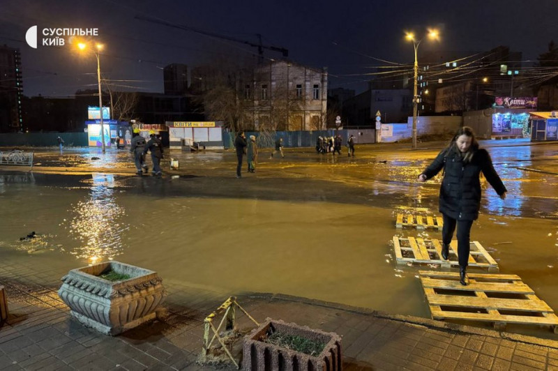 У Києві пролунали сильні вибухи та зникло водопостачання: є загиблі і поранені