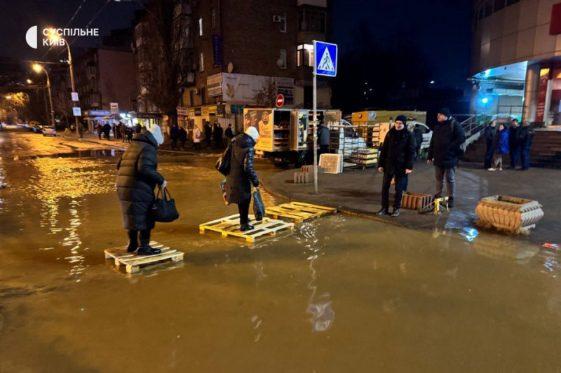 У Києві пролунали сильні вибухи та зникло водопостачання: є загиблі і поранені