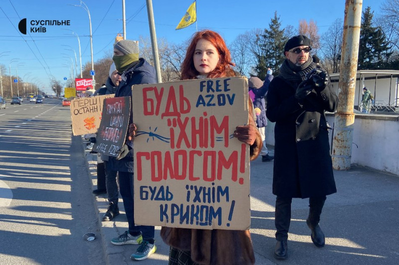 "Будь їхнім голосом! Будь їхнім криком!": у Києві родичі та близькі зібралися на підтримку українських полонених