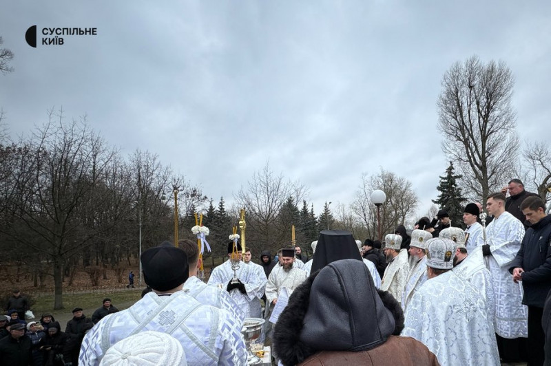 Кияни занурюються у крижану річку та набирають воду у церквах: 6 січня відзначається Водохреще