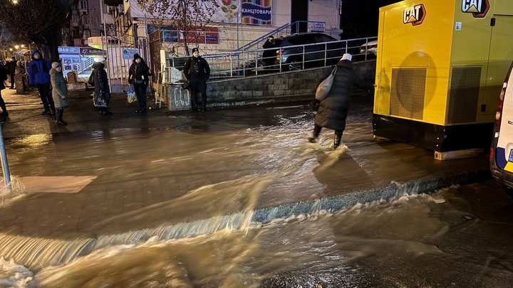 У Києві пролунали сильні вибухи та зникло водопостачання: є загиблі і поранені