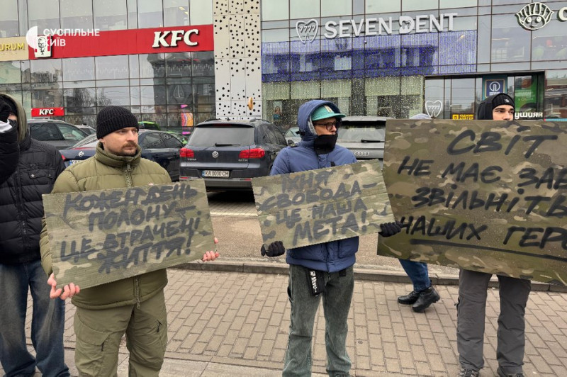 "Ми їхній голос": рідні полонених військових зібрались на акцію в Києві