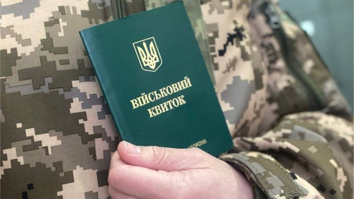 "Де обіцяний закон?! Армія — не рабство!": у Києві учасники акції за чіткі терміни служби перекрили дорогу біля ВР