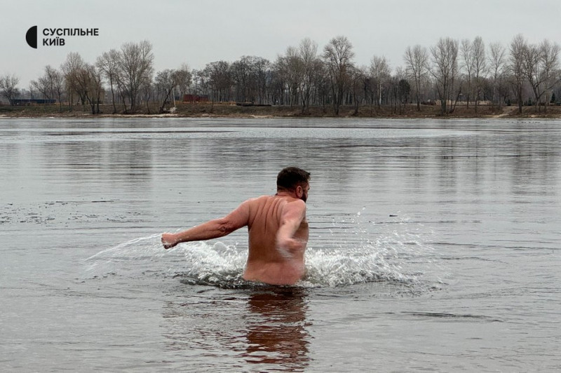 Кияни занурюються у крижану річку та набирають воду у церквах: 6 січня відзначається Водохреще