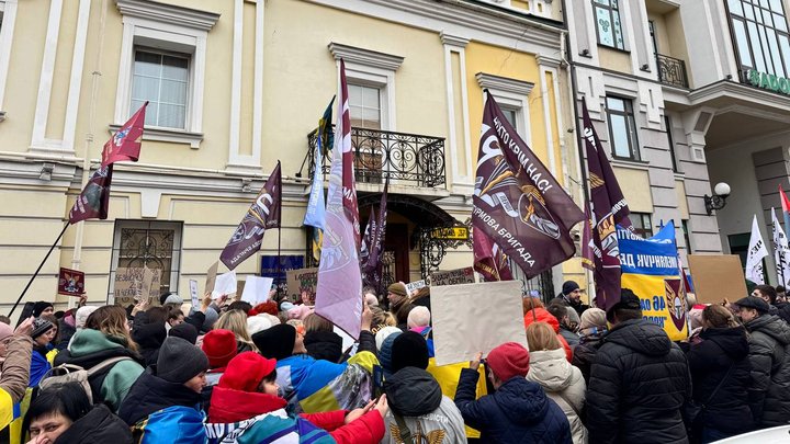 У Києві об'єднання родин Десантно-штурмових військ провели мирну акцію