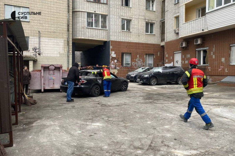 Уламки безпілотника влучили у багатоповерхівку: наслідки російської атаки Києва