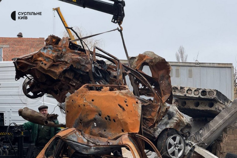 У Шевченківському районі Києва прибрали автівки, знищені внаслідок ракетного обстрілу у липні торік