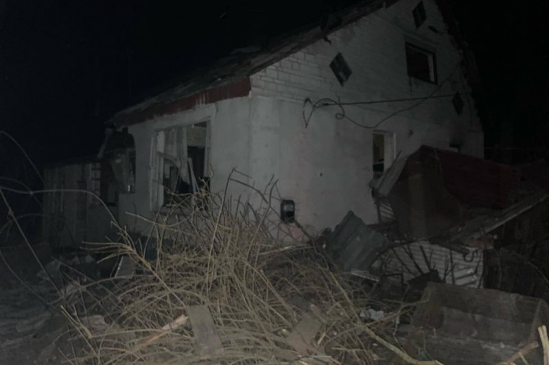 На Київщині внаслідок атаки травмована жінка та пошкоджені будинки