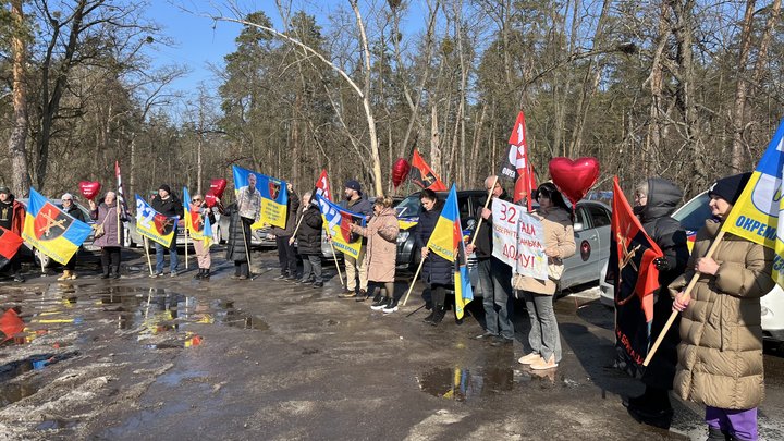 "Наші не вдома". У Києві пройшла акція на підтримку полонених та зниклих безвісти 32-ї ОМБр