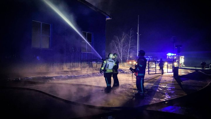 Загинув чоловік, понівечені будівлі, автівки, зайнялися склади: армія РФ атакувала Київщину дронами