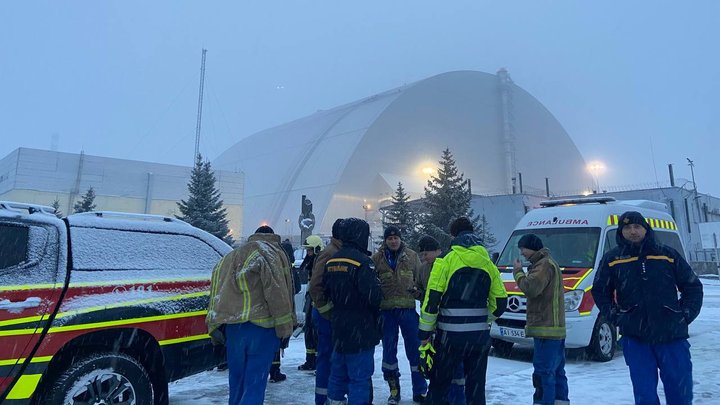 Перевищень радіації немає: ДСНС продовжує гасити тління, яке залишилось на укритті ЧАЕС