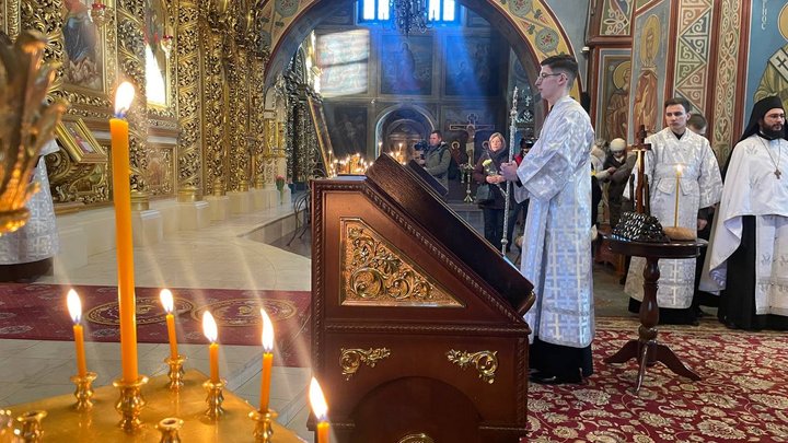 У центрі Києва у Михайлівському соборі провели молебень пам'яті за загиблими Героями Небесної Сотні