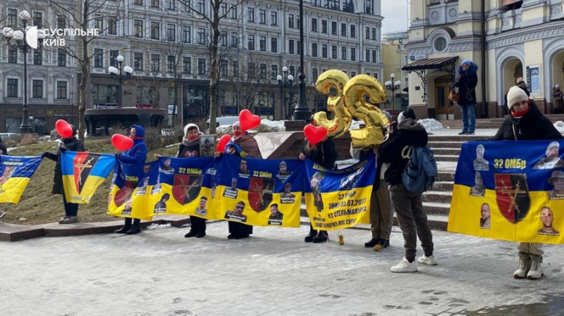 "Наші не вдома". У Києві пройшла акція на підтримку полонених та зниклих безвісти 32-ї ОМБр