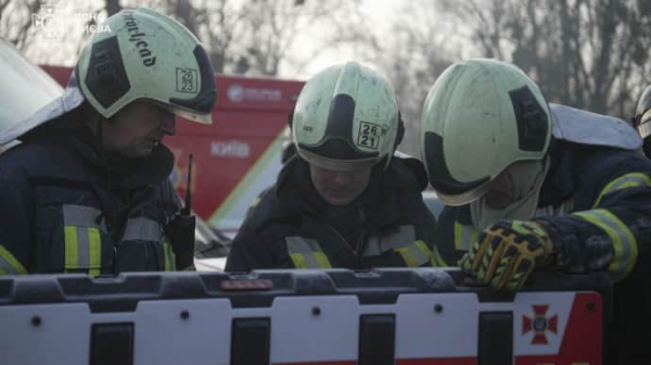 "Київгаз" перевіряє пошкоджені будівлі на Оболоні "Київгаз" перевіряє пошкоджені будівлі на Оболоні