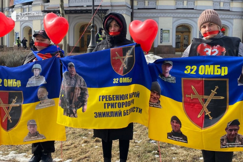 "Наші не вдома". У Києві пройшла акція на підтримку полонених та зниклих безвісти 32-ї ОМБр