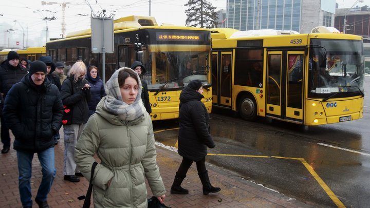 Рада оборони Києва обговорила роботу громадського транспорту під час повітряної тривоги та проблему покинутих авто