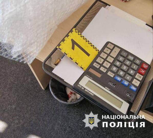 Поліція: Киянин влаштував стрілянину в офісі, а потім скочив з мосту 