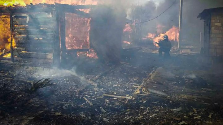 На Київщині спалювання сухої трави призвело до масштабної пожежі, зайнялися будинки